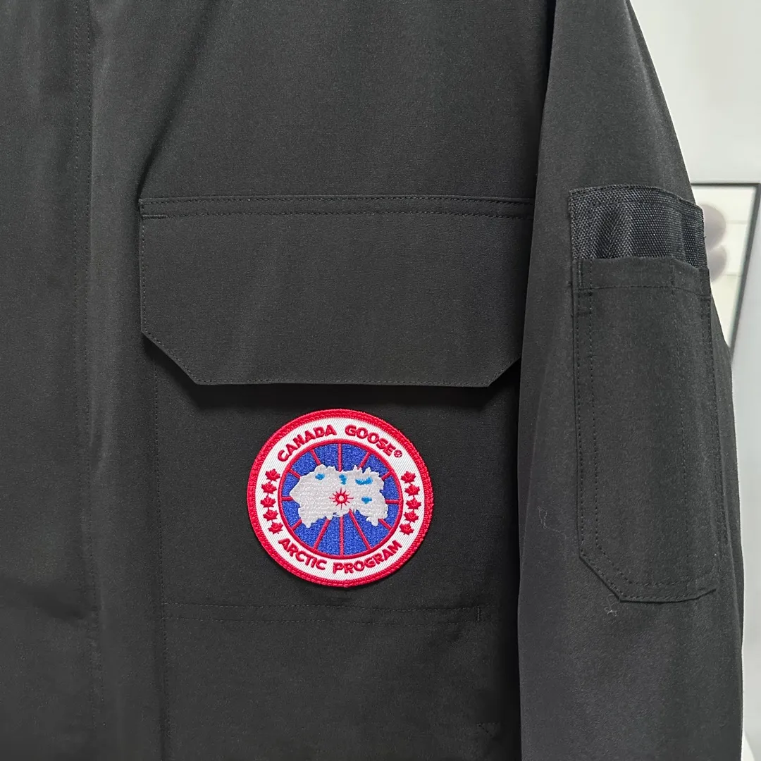 P700 CANADA GOOSE｜Canada Goose Expedition Parka｜Classic upgrade New 08 style Color: graphite gray, off-white, black, pink, navy blue, sky blue, Size: XS, S, M, L, XL, XXL, Product introduction Loose fit, multi-pocket design Larger size for free movement. 6 exterior pockets: 4 reversible front pockets, zippered side entry. There is a practical pocket on the left sleeve and a top pocket on the right sleeve. There is a drawstring on the inside of the waist and a logo patch on the back. The waist is designed with an inside drawstring, which can be adjusted to provide excellent warmth. Woven grab straps at upper back with “Expedition” logo patch • Hood with removable zipper trim, interchangeable hood trim for personalization and added protection (this jacket is not available with the classic hood trim) • Chin protection element has a tricot inner fabric for softness and comfort • Woven grab straps at upper back with “Expedition” logo patch • Internal drawstring at the waist, adjustable to provide excellent warmth •Snap-in rib knit cuffs for added comfort and optimal heat locking in •Stylish hanging inner straps allow the jacket to be carried over the shoulder, hands-free •Stowaway nylon stretch snow skirt for added protection •Two-way zipper covered fly with Velcro® snaps that unzips from the bottom for increased range of motion and breathability. A windproof fly is designed under the zipper for an extra layer of protection. • 6 exterior pockets: 4 two-way pockets on the front with top flap and Velcro® snaps, and zippered side entry. Utility pockets on left sleeve and right sleeve with top flap and velcro® snaps Internal pockets: 1 zipped pocket, 2 mesh drop-in pockets Embroidered Canada Goose logo